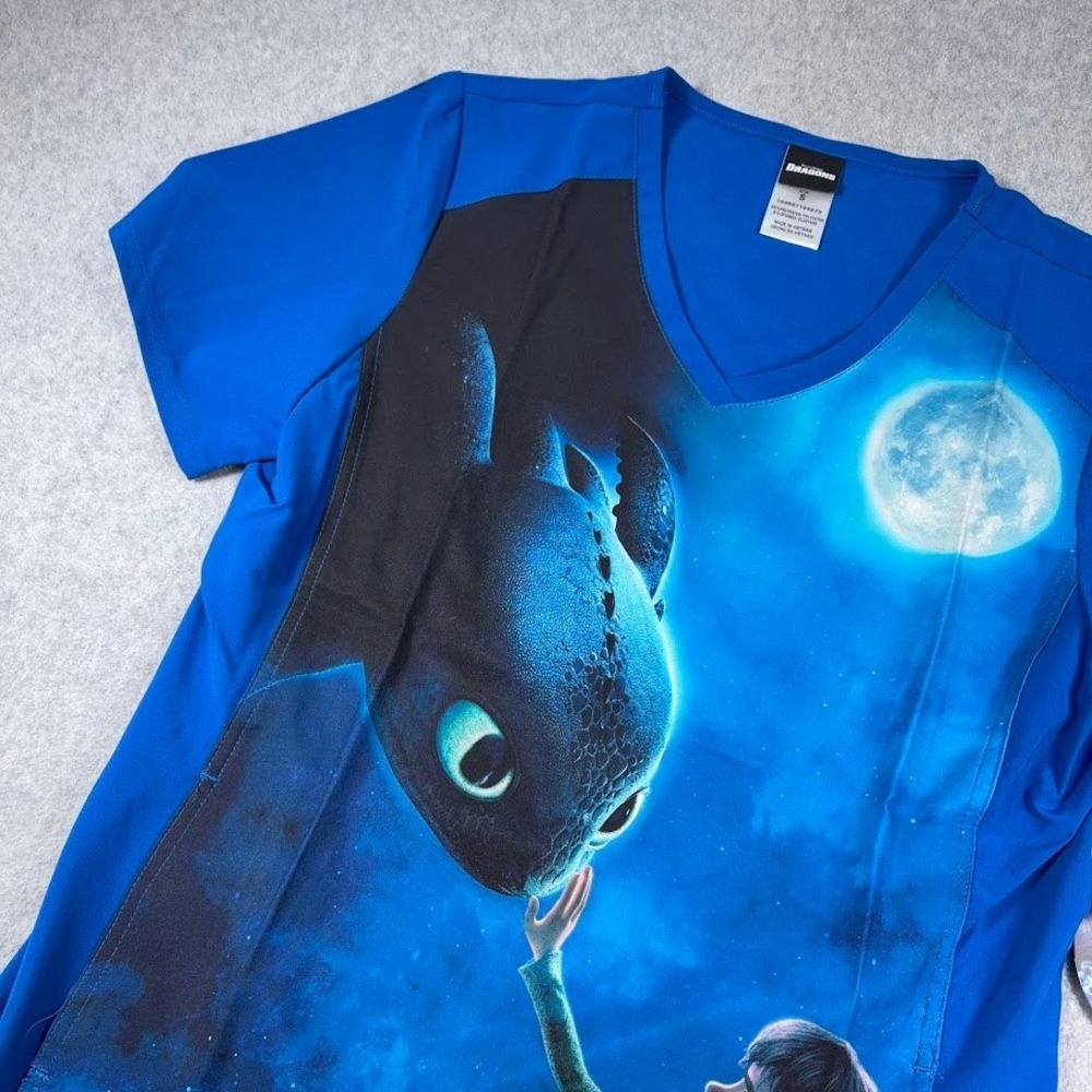 How to Train Your Dragon Scrub Top Small S Blue Toothless Hiccup Tooniforms‎ NWT